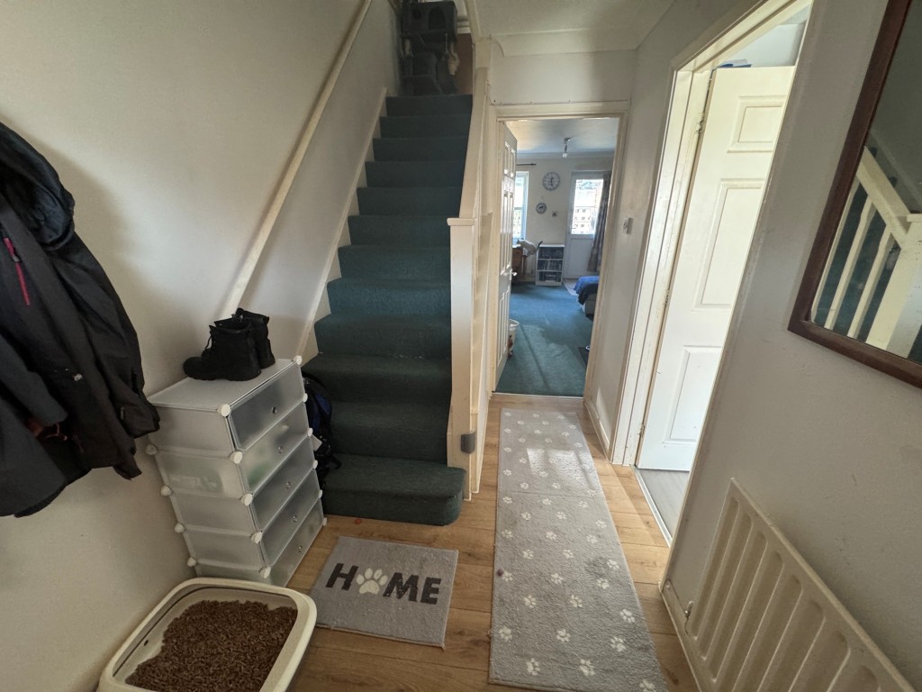Lot: 98 - MODERN FREEHOLD TWO-BEDROOM TERRACE HOUSE FOR INVESTMENT - Entrance hall